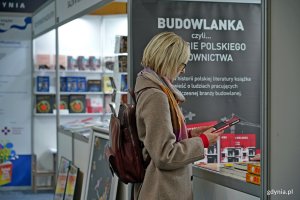 Uczestniczka Targ&oacute;w Książki w Gdyni przy jednym ze stoisk