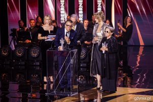 Agnieszka Holland (z prawej) odbierająca nagrodę. Gala wręczenia nagród 50. Festiwalu Polskich Filmów Fabularnych w Gdyni w Teatrze Muzycznym (fot. Karol Stańczak)