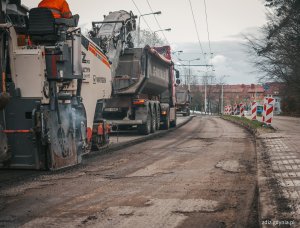 naprawa nawierzchni, widoczny pojazd frezujący nawierzchnię, trwają roboty drogowe