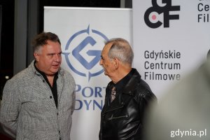 Na zdjęciu stoją i rozmawiają reżyser Marek Koterski i dyrektor Jerzy Rados