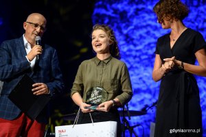 Irka Zapolska, laureatka Grand Prix Ladies' Jazz Festival 2019 z wiceprezydent Gdyni Katarzyną Gruszecką-Spychałą i Piotrem Łyszkiewiczem, dyrektorem festiwalu // fot. Dawid Linkowski