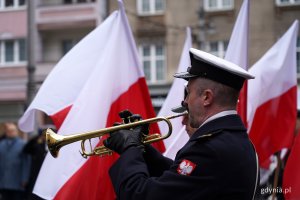 marynarz w stroju galowym gra na trąbce