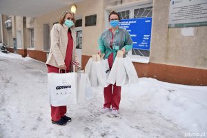 Personel Oddziału Położnictwa i Ginekologii w Szpitalu Morskim im. PCK w Gdyni Redłowie przyjmuje upominki dla noworodków, które przyjdą na świat 10 lutego. Fot. Paweł Kukla