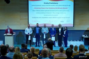 Odznaczeni honorowi dawcy krwi z Wejherowa wraz z dr hab. Marleną Robakowską &ndash; dyrektor Regionalnego Centrum Krwiodawstwa i Krwiolecznictwa w Gdańsku i Iwoną Piastowską &ndash; sekretarz miasta Wejherowa podczas gali w PPNT Gdynia