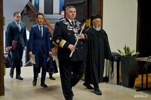 prof. dr hab. inż. kpt. ż. w. Adam Weintrit &ndash; rektor Uniwersytetu Morskiego w Gdyni i dr Yohei Sasakawa wchodzący do auli podczas inauguracji uroczystości nadania tytułu doktora honoris causa