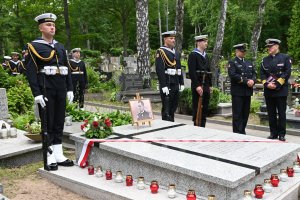 na zdjęciu płyta nagrobna ze zdjęciem