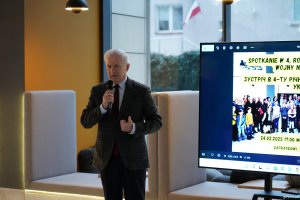 Senator Sławomir Rybicki przemawia w Muzeum Miasta Gdyni