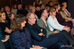 Kobiety i mężczyźni na widowni, podczas wręczenia nagr&oacute;d Pulsary. Na zdjęciu m.in. Łukasz Simlat, aktor filmowy i teatralny
