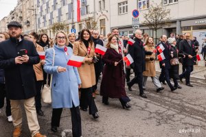 Na zdjęciu (od lewej): radny Łukasz Strzałkowski, radna Agnieszka Tokarska, radna Teresa Bysewska, wiceprzewodnicząca Rady Miasta M prezydent Gdyni Aleksandra Kosiorek, dyrektor zarządzający ds. kultury i aktywności Mariusz Bzdęga, przewodniczący Rady Mista Tadeusz Szmiot.)