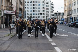 Uroczysty przemarsz do pomnika Polski Morskiej. Fot. Mateusz Dietrich