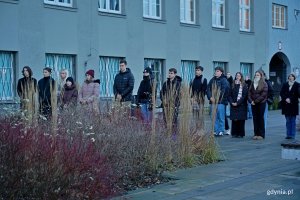 Uczestnicy apelu pamięci z okazji święta Uniwersytetu Morskiego