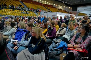 Uczestnicy targ&oacute;w zgromadzeni na spotkaniu z Markiem Brzezińskim i Olgą Leonowicz