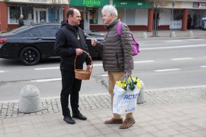 Breloczki z kaszubskim motywem rozdawał poseł i były piłkarz Arki Gdynia, Rafał Siemaszko