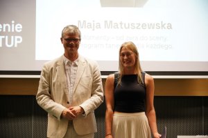 Na scenie stoją wiceprezydent Gdyni Rafał Geremek i Maja Matuszewska, kt&oacute;ra otrzymała wyr&oacute;żnienie specjalne w kategorii Startup