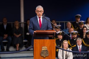 Prof. dr hab. Leszek Wieczorek &ndash; zastępca dyrektora Departamentu Szkolnictwa Wojskowego MON odczytujący list od wicepremiera, ministra obrony narodowej Władysława Kosiniaka-Kamysza podczas uroczystej przysięgi wojskowej podchorążych Akademii Marynarki Wojennej 