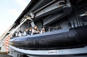 Uczniowie SP nr 26 w Gdyni zwiedzają HMS Diamond, fot. Kamil Złoch