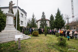 Uroczystość z okazji Święta Niepodległości i setnej rocznicy powstania pomnika Ofiar I Wojny Światowej na Leszczynkach. Na pierwszym planie pomnik. W tle uczestnicy uroczystości, m.in. gdyńscy samorządowcy, przedstawiciele Stowarzyszenia Nasze Leszczynki i parafii św. Józefa oraz mieszkańcy // fot. Karol Stańczak