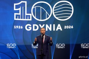 na zdjęciu prezydent Karol Nawrocki na scenie