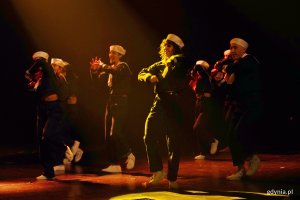 Zdjęcie z pr&oacute;by koncertu sylwestrowego &bdquo;Muzyczny swojemu miastu na 100-lecie&rdquo;. Scena zbiorowa 