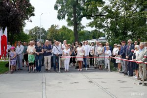 Uczestnicy uroczystości z okazji 82. rocznicy wybuchu powstania warszawskiego zgromadzeni przy Pomniku Armii Krajowej na Skwerze Kościuszki 