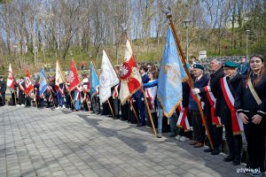 Poczty sztandarowe i młodzież szkolna podczas uroczystości z okazji Dnia Pamięci Ofiar Zbrodni Katyńskiej na Cmentarzu Wojennym w Redłowie