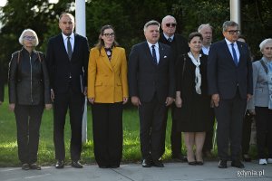 Na zdjęciu m.in. radna Joanna Zielińska, wiceprezydent Gdyni Tomasz Augustyniak, posłanka na Sejm Wioletta Tomczak, poseł Michał Kowalski.  Dzień Polskiego Państwa Podziemnego – uroczystości z okazji 86. rocznicy jego utworzenia pod Pomnikiem Armii Krajowej w Gdyni (fot. Michał Puszczewicz)