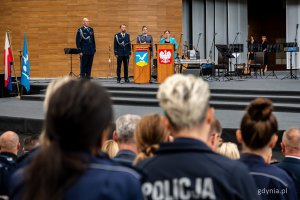 Obchody Święta Policji dla funkcjonariuszy Komendy Miejskiej Policji w Gdyni i Komendy Miejskiej Policji w Sopocie w Operze Leśnej - przemawia prezydent Gdyni Aleksandra Kosiorek (fot. Kamil Złoch)