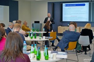 Paweł Brutel &ndash; dyrektor Gdyńskiego Centrum Sportu przemawiający podczas posiedzenia Gdyńskiej Rady Dialogu Gospodarczego