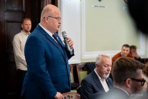 Marcin Kaczmarek, starosta wejherowski, witający gości spotkania (fot. Kamil Złoch)