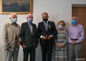 Od prawej: prof. Jerzy Grzywacz – prezes okręgu pomorskiego Światowego Związku Żołnierzy Armii Krajowej, Krystyna Cembrzyńska-Piłat – wiceprezes okręgu pomorskiego Światowego Związku Żołnierzy Armii Krajowej, Wojciech Szczurek – prezydent Gdyni, Eugeniusz Wrochna – prezes gdyńskiego oddziału Światowego Związku Żołnierzy Armii Krajowej oraz Tomasz Kuplicki - wiceprezes okręgu pomorskiego Światowego Związku Żołnierzy Armii Krajowej // fot. Marcin Mielewski