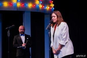 Na zdjęciu m.in. Marta Miłoszewska, dyrektorka Teatru Miejskiego w Gdyni na scenie teatru