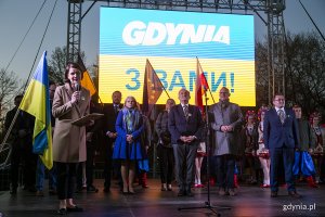 Od prawej: Katarzyna Gruszecka-Spychała - wiceprezydent Gdyni ds. gospodarki, Marek Łucyk - wiceprezydent Gdyni ds. rozwoju, Elżbieta Sierżęga - wiceprzewodnicząca Rady Miasta Gdyni, Wojciech Szczurek - prezydent Gdyni, Michał Guć - wiceprezydent Gdyni ds. innowacji oraz Oleksandr Plodystyi - konsul generalny Ukrainy w Gdańsku na scenie na placu Wolnej Ukrainy // fot. Przemysław Kozłowski