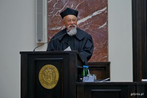 dr Yohei Sasakawa, doktor honoris causa Uniwersytetu Morskiego, przemawiający podczas uroczystości 