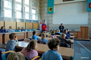 Prezydent Gdyni Aleksandra Kosiorek, Pawłem Kurskim z Biblioteki Urzędu Miasta Gdyni oraz radna miasta Joanna Zielińska podczas spotkania z uczniami Szkoły Podstawowej nr 40 w Gdyni w sali obrad Rady Miasta Gdyni 