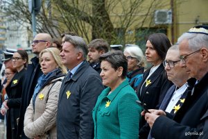 W pierwszym rzędzie od lewej: posłanka Wioleta Tomczak, wiceprezydent Gdyni Bartłomiej Austen, radna Beata Zastawna, poseł Michał Kowalski, Alina Baaske – pełnomocniczka wojewody pomorskiej ds. integracji środowisk kombatanckich i koordynacji ich działań i Jakub Szadaj – przewodniczący gdańskiego oddziału Towarzystwa Społeczno-Kulturalnego Żydów. W drugim rzędzie od prawej: Mariola Śrubarczyk-Cichowska – wiceprzewodnicząca Rady Miasta Gdyni oraz radni Joanna Zielińska i Dominik Aziewicz podczas uroczystości z okazji 82. rocznicy wybuchu powstania w getcie warszawskim 