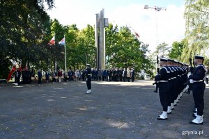 Na Cmentarzu Wojennym w Redłowie, przed pomnikiem Ofiar Katynia, odbyły się gdyńskiej uroczystości 80. rocznicy zbrodni katyńskiej. Po prawej stronie - żołnierze Marynarki Wojennej ustawieni w dwuszeregu, na środku żołnierz z szablą. W oddali uczestnicy obchodów // fot. Magdalena Czernek