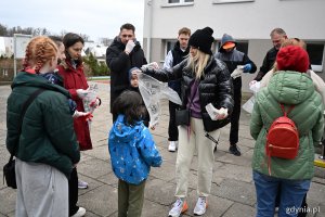 Rozdawanie worków uczestnikom akcji sprzątania z okazji Dnia Ziemi 