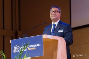Gavin Gulia, ambasador Republiki Malty przy mikrofonie 