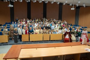 Na zdjęciu: członek zarządu wojew&oacute;dztwa pomorskiego Agnieszka Baranowska wraz z tegorocznymi laureatami (fot. Jacek Sowa/UMWP)