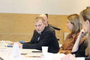 Okrągły Stół „HPV Free” w Gdyni, na zdjęciu od lewej: dyrektor Powiatowej Stacji Sanitarno-Epidemiologicznej w Gdyni Tomasz Kiliński, Oktawia Gorzeńska wiceprezydentka Miasta Gdyni (fot. Katarzyna Balcerzak)