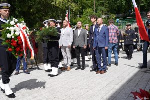 Mężczyźni w eleganckich strojach