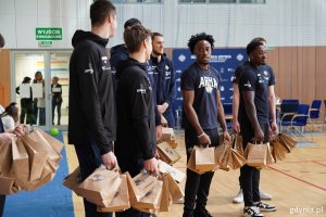 Zawodnicy AMW Arki Gdynia z upominkami dla dzieci 