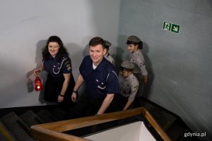Harcerze z Betlejemskim Światełkiem Pokoju podczas wizyty w Urzędzie Miasta Gdyni. Na pierwszym planie (od lewej): hm. Agnieszka Szlosowska niosąca światełko i dh Adam Labuhn z komendy Hufca ZHP Gdynia. Z tyłu: Amelia Michalska, Paulina Stolarczyk i Ania Jażdżewska z 8. Szczepu „Szum”