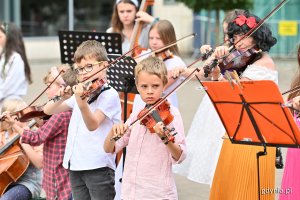 Uczniowie Szkoły Muzycznej I i II stopnia im. Z. Noskowskiego w Gdyni grający koncert na placu Kaszubskim // fot. Michał Puszczewicz