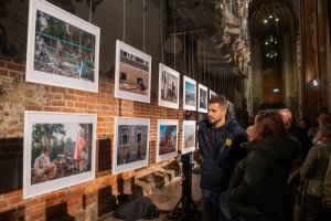 Goście wernisażu wystawy pokonkursowej Gdańsk Press Photo 2025 oglądający wystawione prace