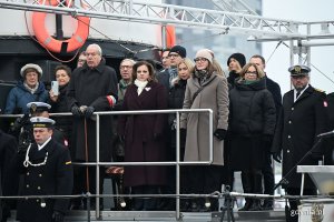 W uroczystościach z okazji 100. rocznicy nadania Gdyni praw miejskich uczestniczyli m.in. (od prawej): wiceprezydentka Gdyni Oktawia Gorzeńska, posłanka Wioleta Tomczak, radna miasta Anna Salomon, wicewojewoda pomorski Emil Rojek, poseł Kacper Płażyński, prezydent Gdyni Aleksandra Kosiorek, były radny miasta Zenon Roda, Andrzej Krajniak - prezes Stowarzyszenia Gdynian Wysiedlonych oraz Hanna Wenda-Uszyńska - wnuczka inż. Tadeusza Wendy i Julita Maciejewicz-Ryś - wnuczka inż. Eugeniusza Kwiatkowskiego