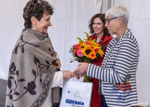 Przewodnicząca gdyńskiej Rady Miasta Joanna Zielińska wręczała nagrody laureatom konkursu "Gdynia w kwiatach" // fot. Przemek Świderski