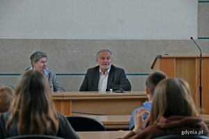 Prezydent Gdyni Wojciech Szczurek podczas spotkania z uczniami klasy VI C Szkoły Podstawowej nr 43, które odbyło się w sali obrad Urzędu Miasta // fot. Magdalena Czernek