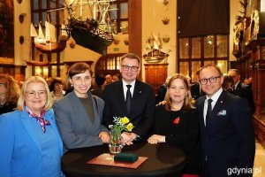 Na zdjęciu (od lewej) m.in.: członkini zarządu wojew&oacute;dztwa pomorskiego Agnieszka Baranowska, zastępczyni prezydenta ds. rozwoju społecznego i r&oacute;wnego traktowania Monika Chabior, wiceprezydentka Gdyni Oktawia Gorzeńska, wicemarszałek wojew&oacute;dztwa pomorskiego Marcin Skwierawski (fot. Mirosław Pieślak)