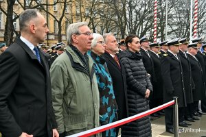 W uroczystościach z okazji 25. rocznicy wstąpienia Polski do NATO, która odbyła się przy pomniku Polski Morskiej, wzięli udział m.in.: (od lewej) Grzegorz Kuleta - dyrektor biura senatorskiego Sławomira Rybickiego, radny Gdyni Zenon Roda, Joanna Zielińska - przewodnicząca Rady Miasta Gdyni, Wojciech Szczurek - prezydent Gdyni, Beata Rutkiewicz - wojewoda pomorska i przedstawiciele Marynarki Wojennej 